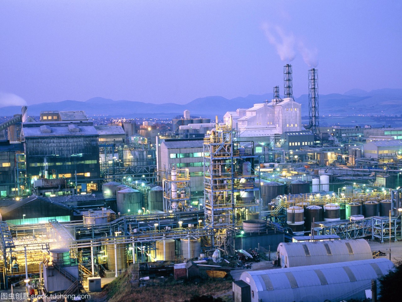 化學工業。夜間的石階上化工廠在坎布里亞郡Whitehaven英國。這個工廠生產原材料和中間體的洗滌劑和toileteries產業。它生產表面活性劑表面清潔劑和發泡產品然后國內清潔材料用于制造肥皂,牙膏,和工業材料如水泥,泡沫地毯襯底。工廠也生產硫酸因此有一些二氧化硫的排放。